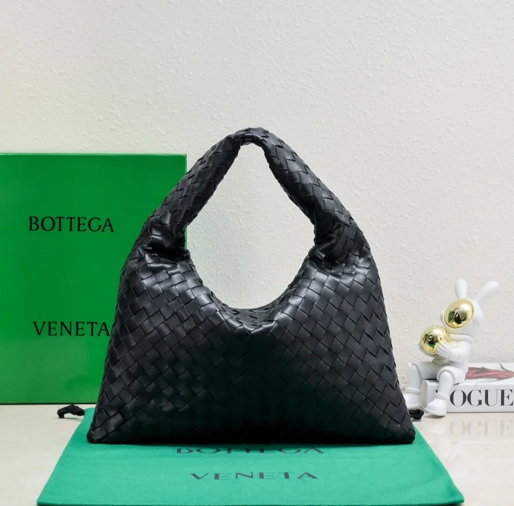 스몰 홉 숄더백 블랙 (41cm X 20.5cm X 7.5cm)