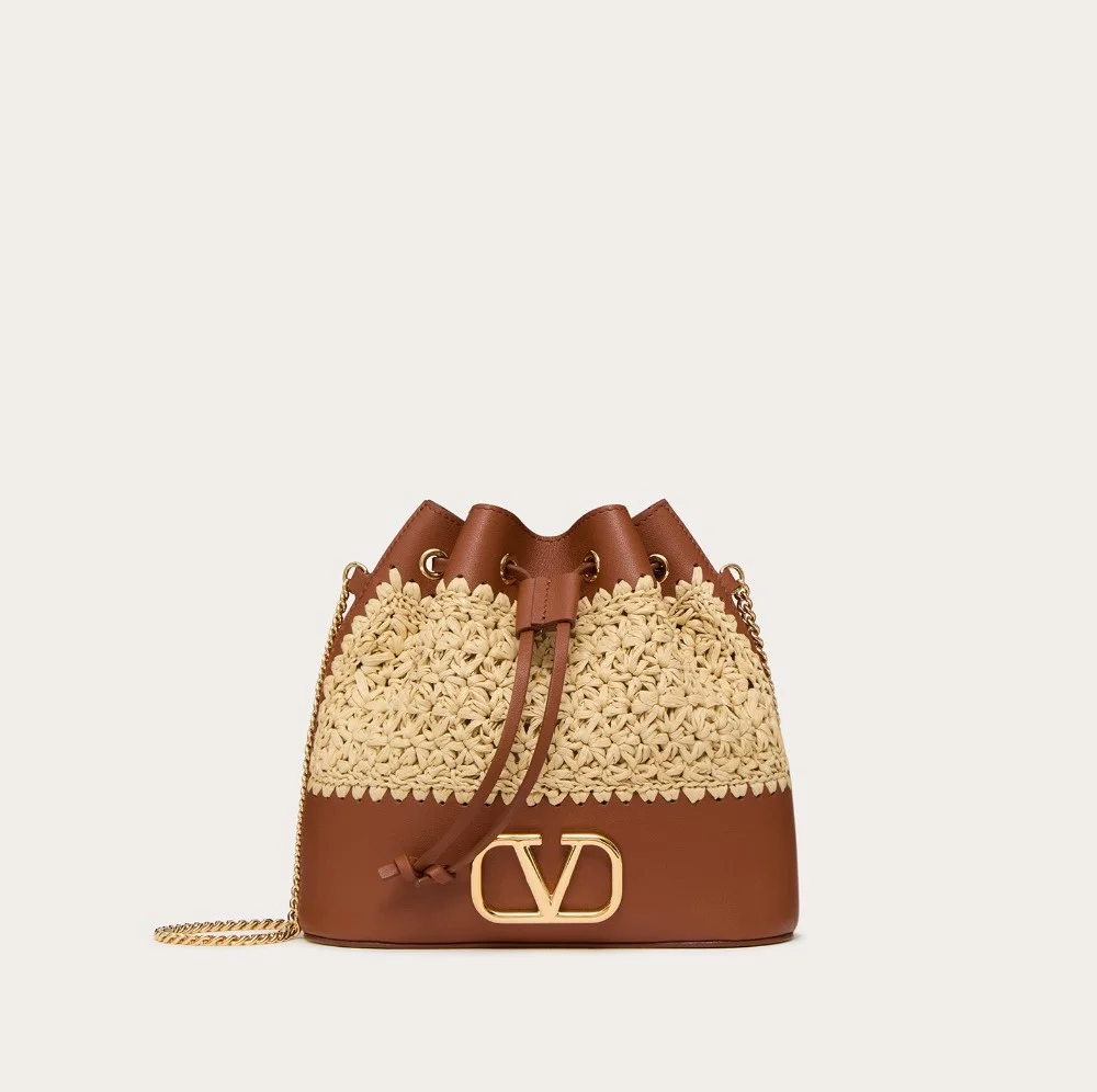 VLOGO SIGNATURE 라피아 미니 버킷백 (20cm X 17cm X 8.5cm)