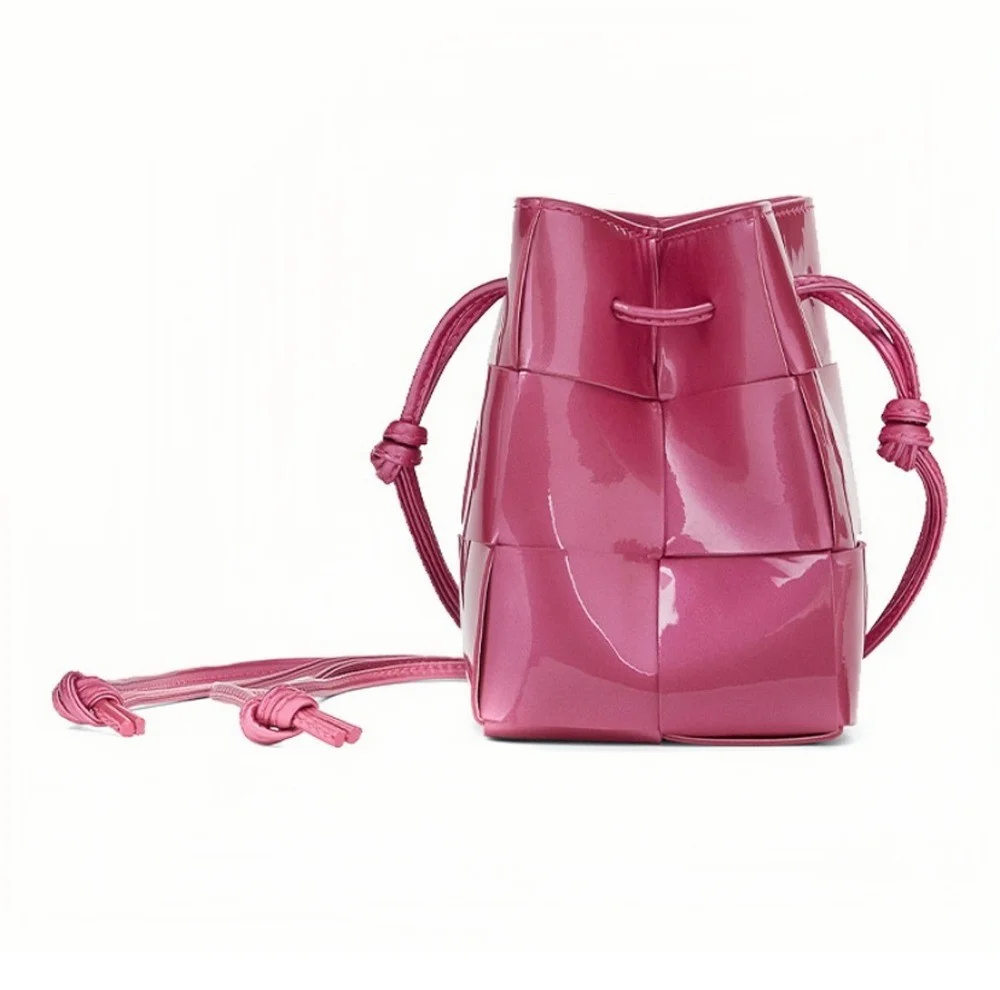 카세트 미니 크로스바디 버킷백 (9cm X 14cm X 9cm)