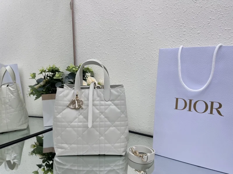 뚜주흐 미디엄 버티컬 토트백 라떼 상세