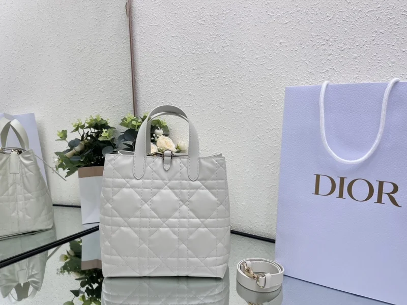 뚜주흐 미디엄 버티컬 토트백 라떼 상세