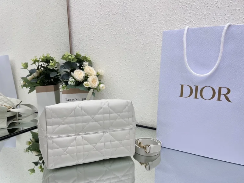 뚜주흐 미디엄 버티컬 토트백 라떼 상세