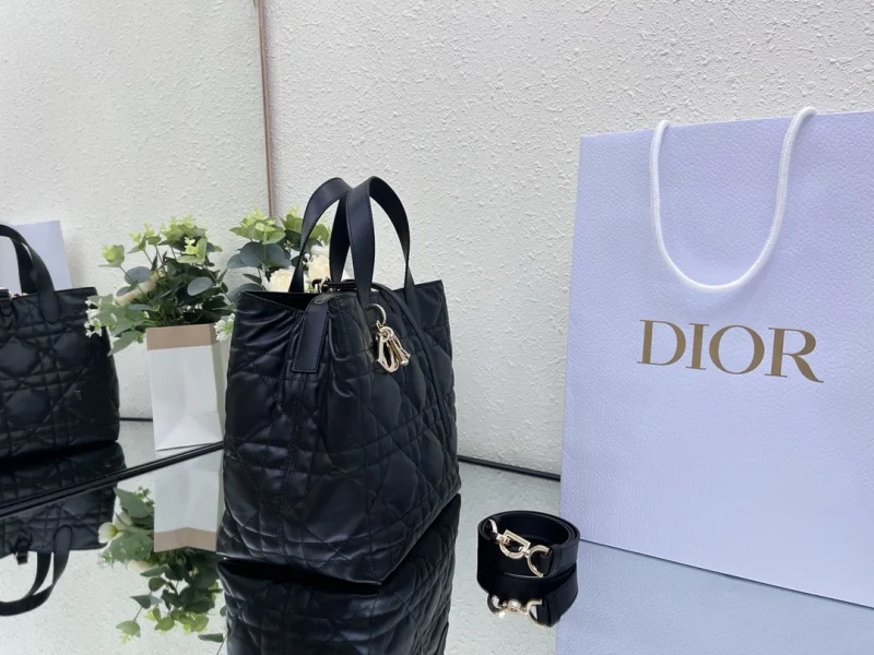 뚜주흐 미디움 버티컬 토트백 랙   23 * 24 * 16 상세