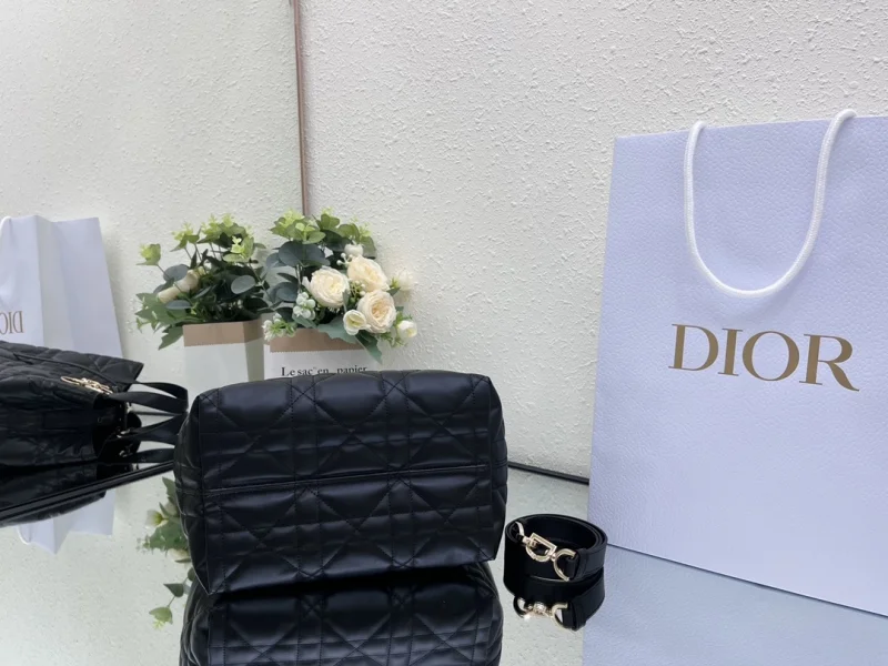 뚜주흐 미디움 버티컬 토트백 랙   23 * 24 * 16 상세