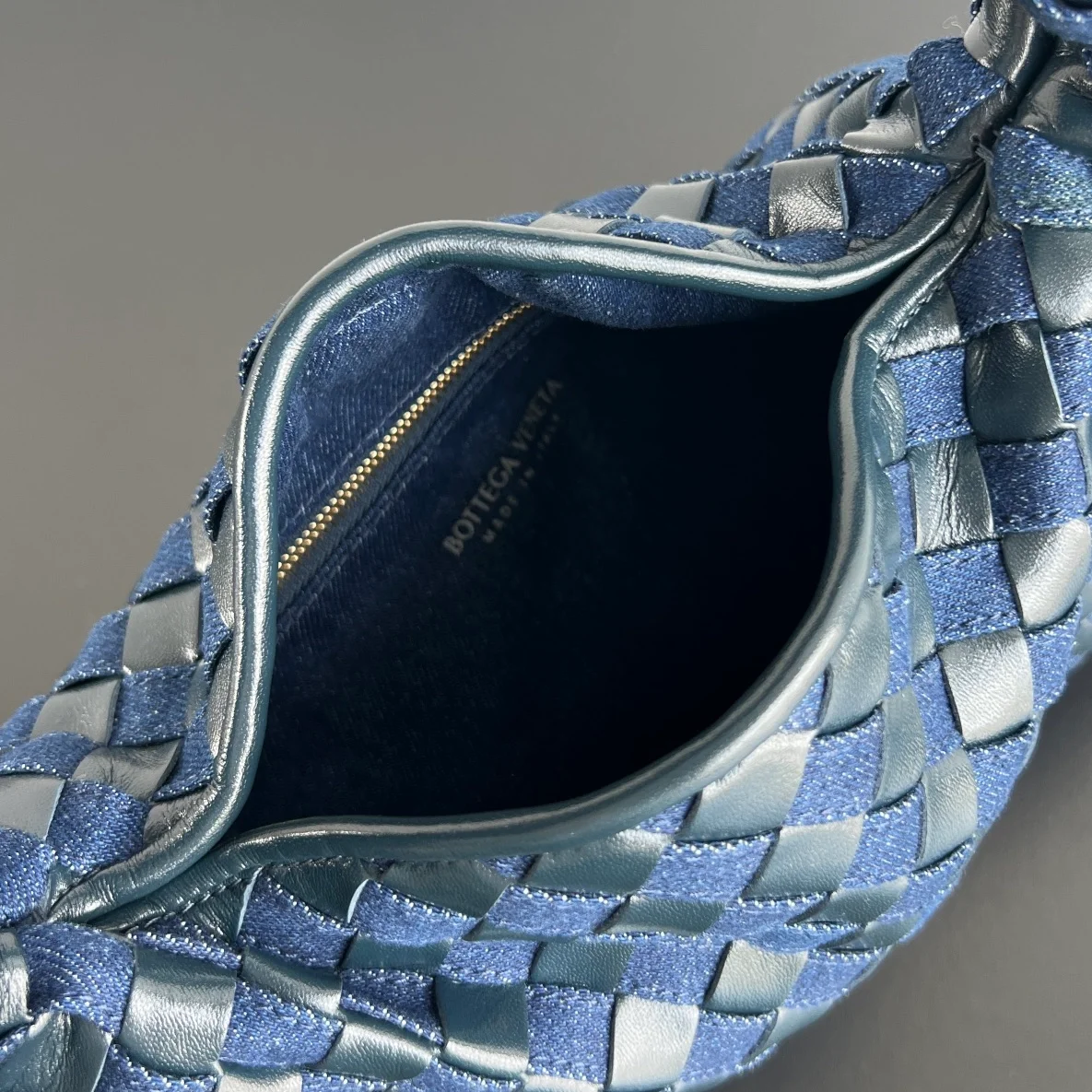 인트레치아토 스몰 홉 숄더백 데님 블루 상세