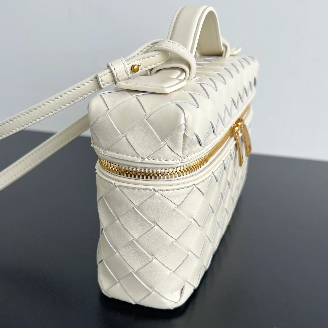 스트랩 베니티 케이스 화이트 상세