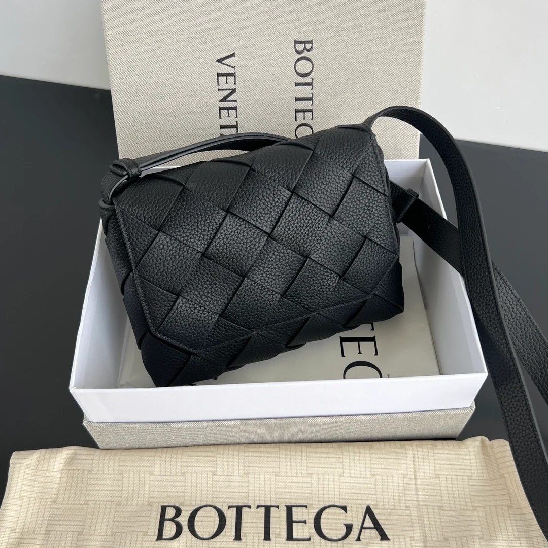 그레인 인트레치오 디아고 크로스바디 백 블랙 상세