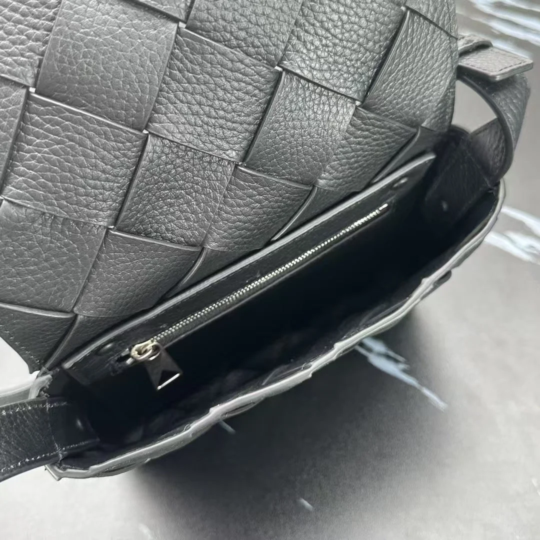 그레인 레더 크로스바디 백 상세