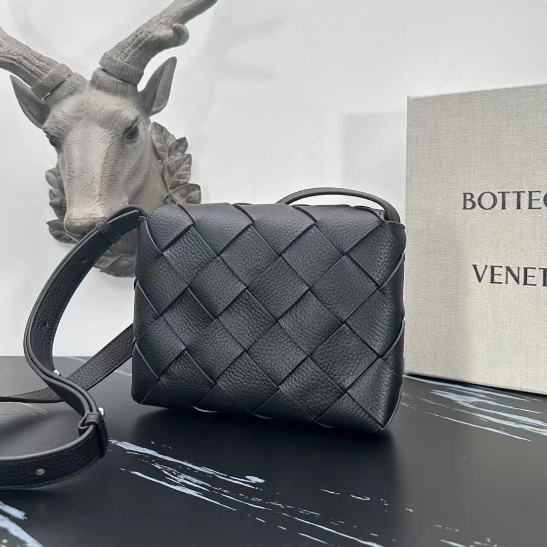 그레인 레더 크로스바디 백 상세