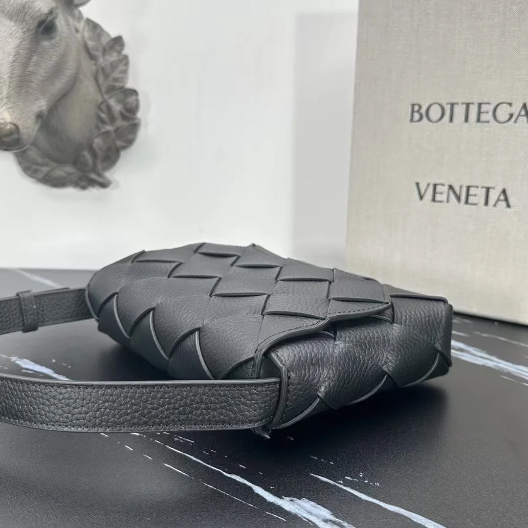 그레인 레더 크로스바디 백 상세