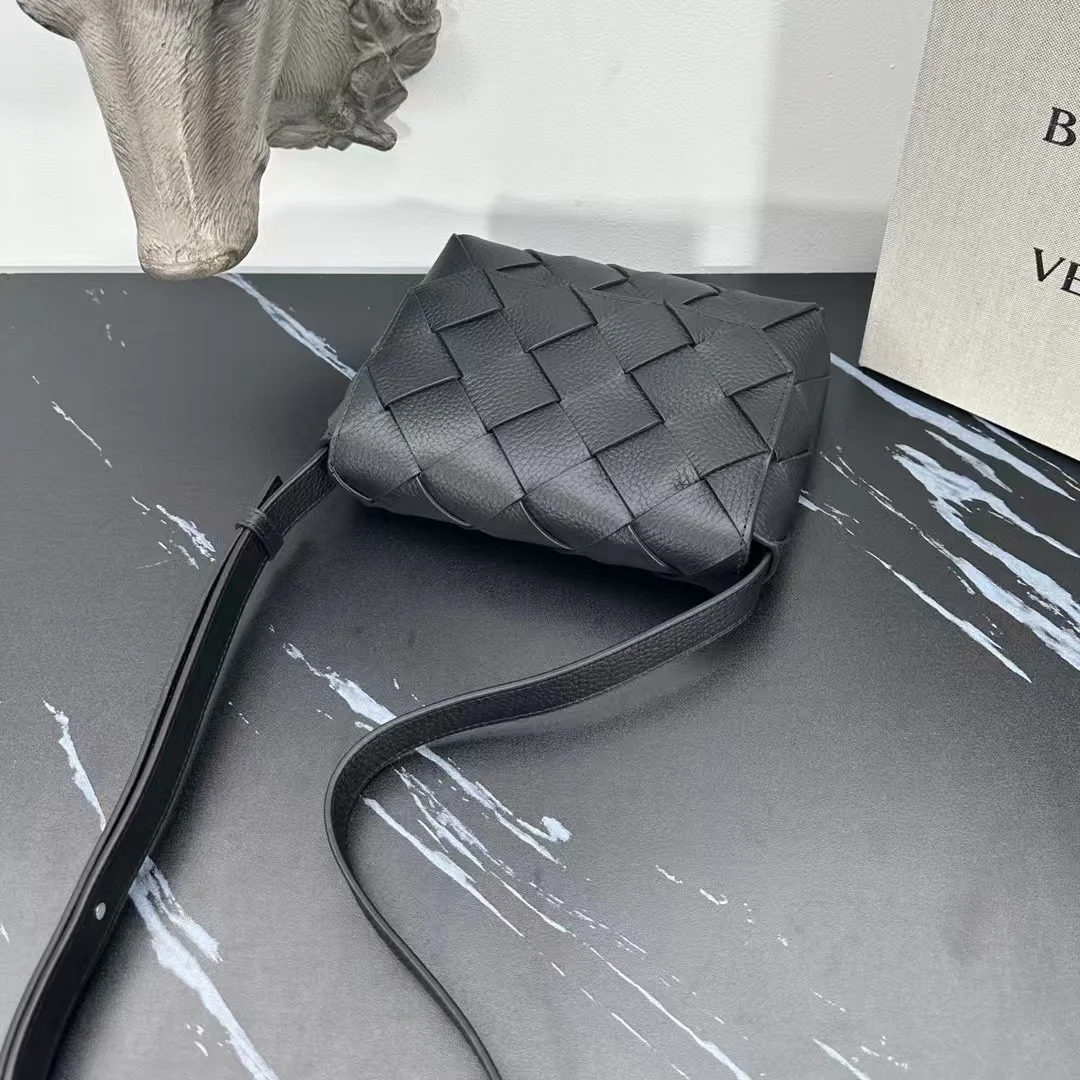 그레인 레더 크로스바디 백 상세