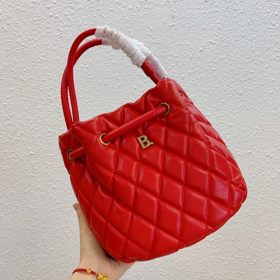 B로고 퀄팅 버킷백 레드 상세