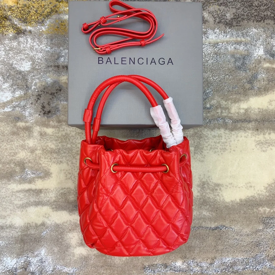 B로고 퀄팅 버킷백 레드 상세