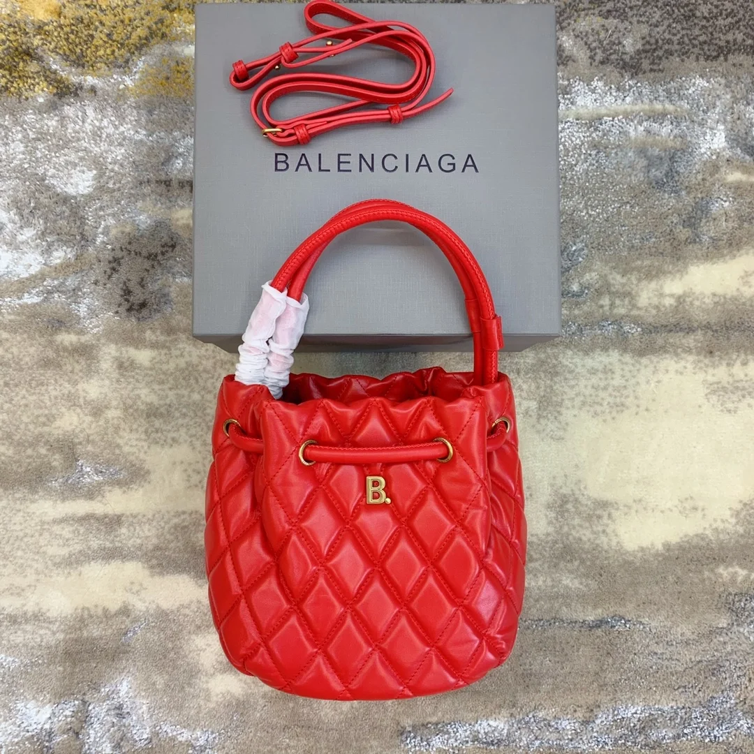 B로고 퀄팅 버킷백 레드 상세