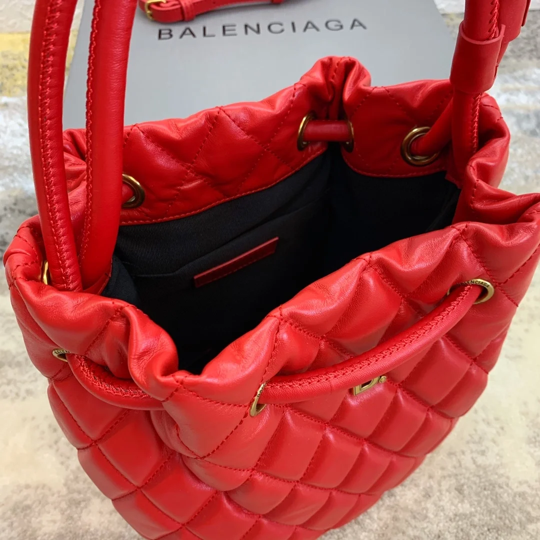 B로고 퀄팅 버킷백 레드 상세