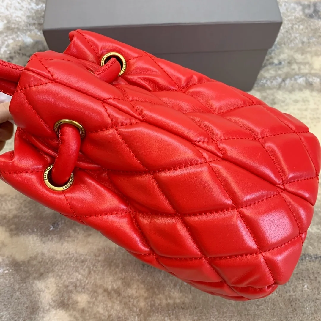 B로고 퀄팅 버킷백 레드 상세