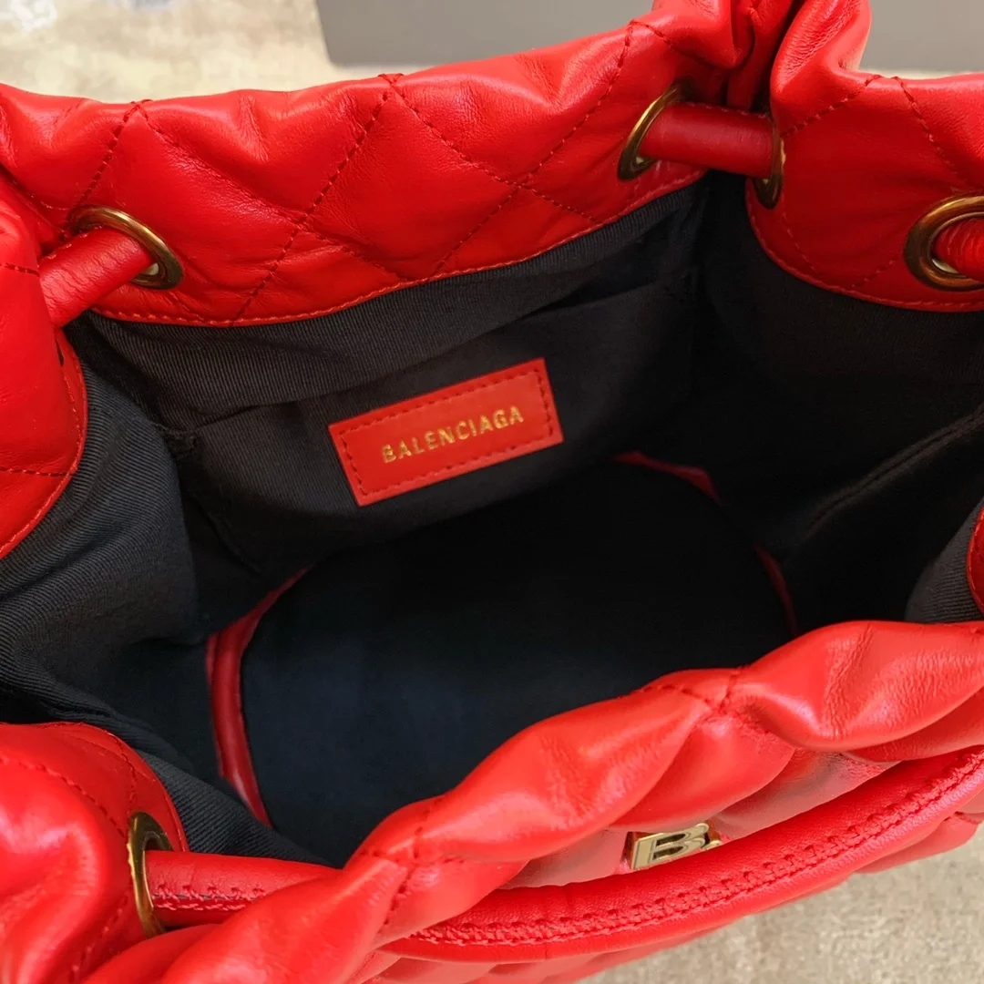 B로고 퀄팅 버킷백 레드 상세