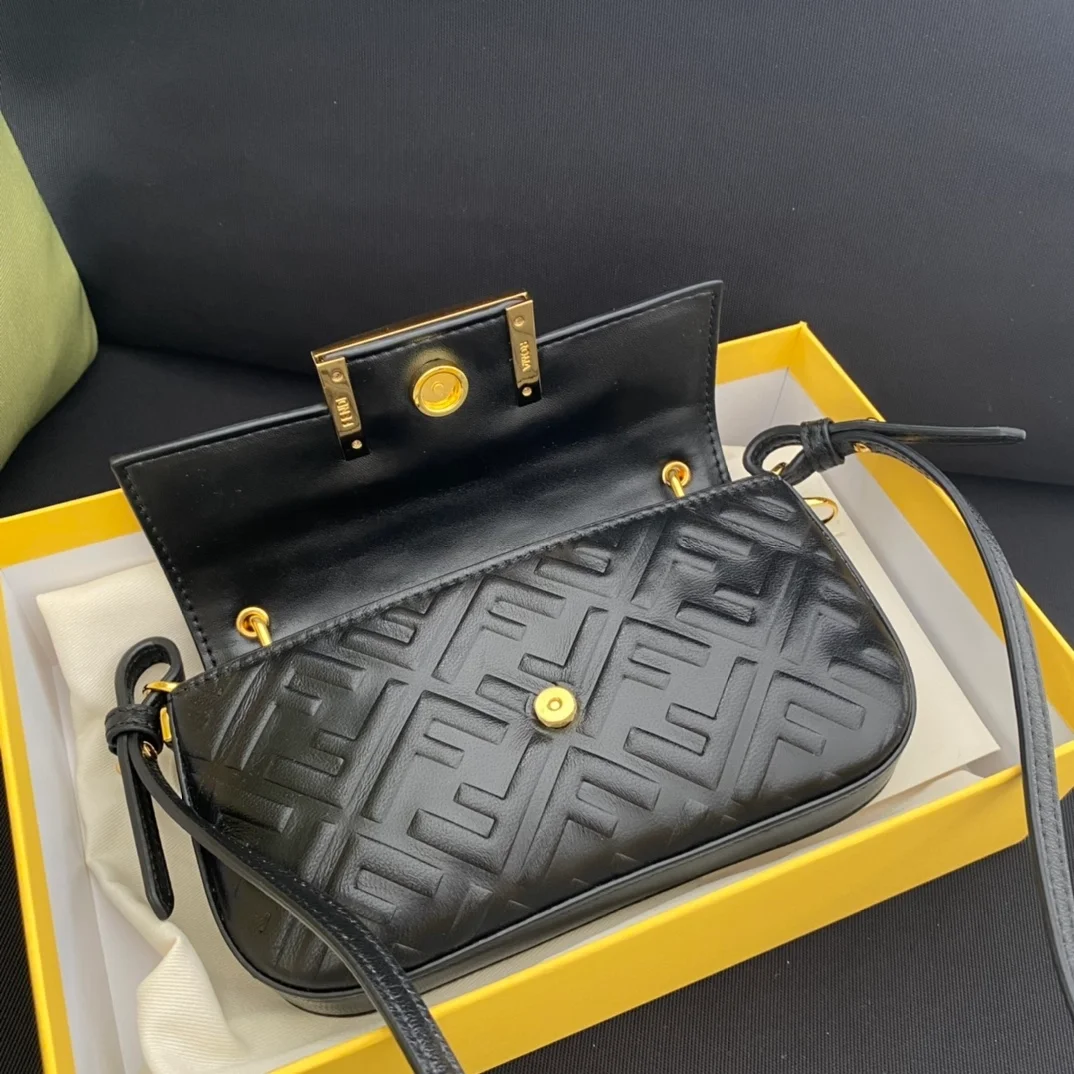 바게트 레더 백 블랙 상세