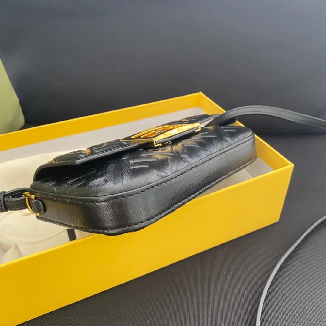 바게트 레더 백 블랙 상세