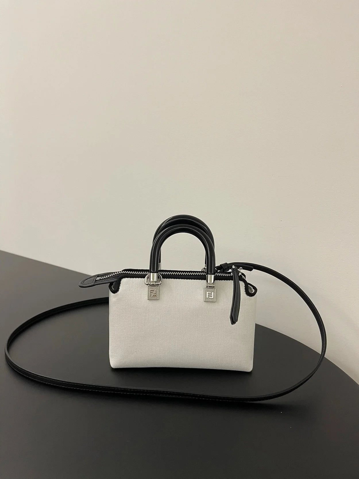 로마 바이 더 웨이 미니 백 화이트 상세