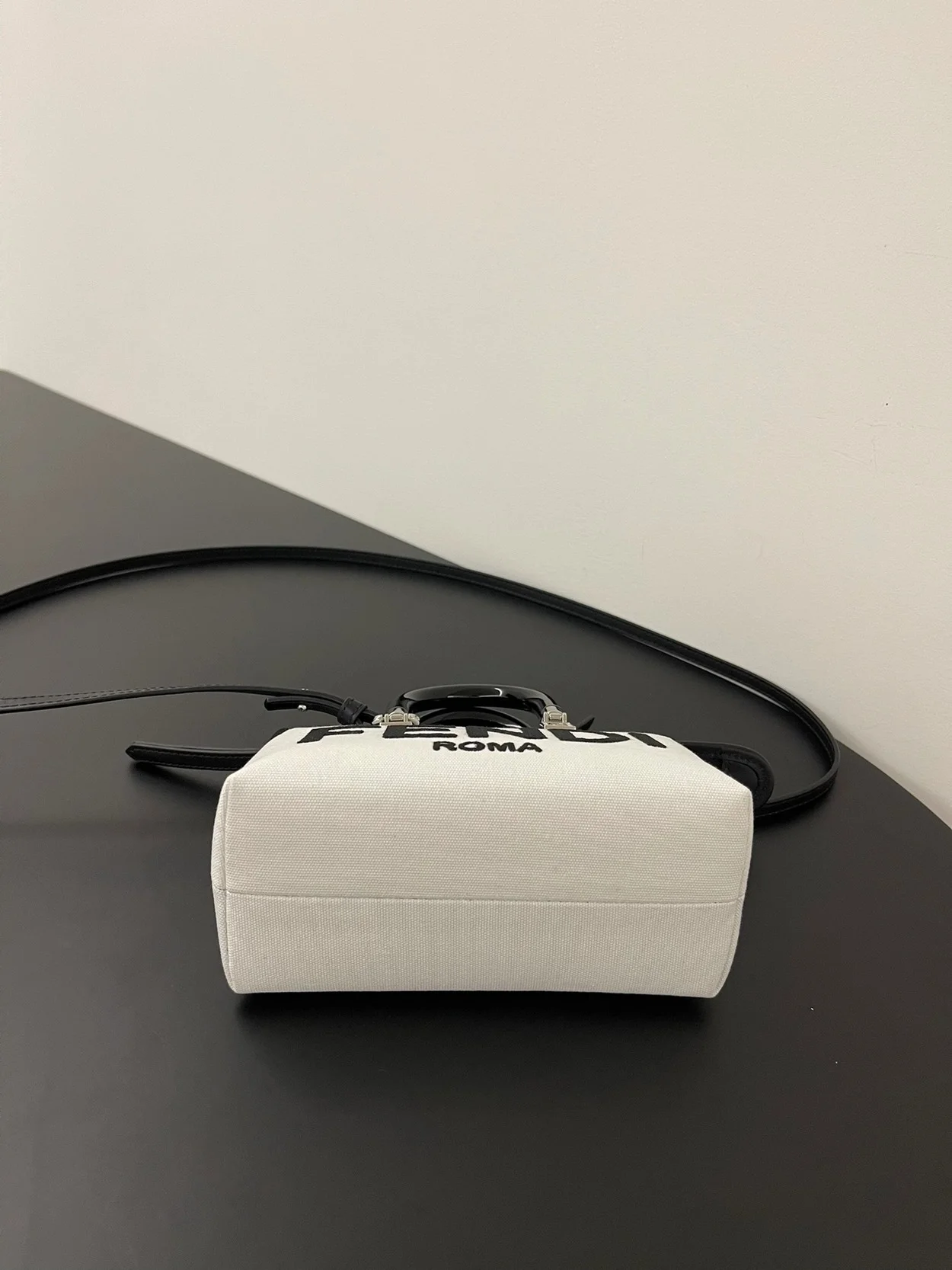 로마 바이 더 웨이 미니 백 화이트 상세