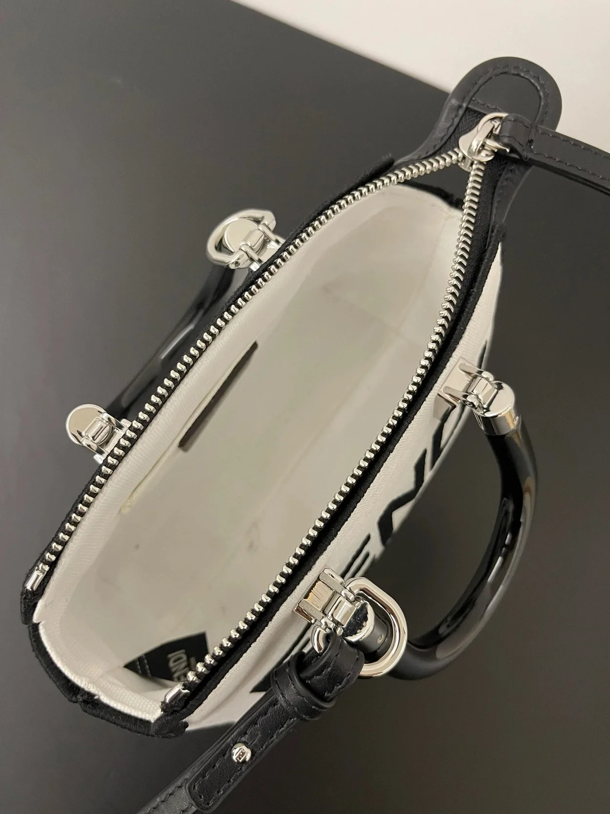 로마 바이 더 웨이 미니 백 화이트 상세