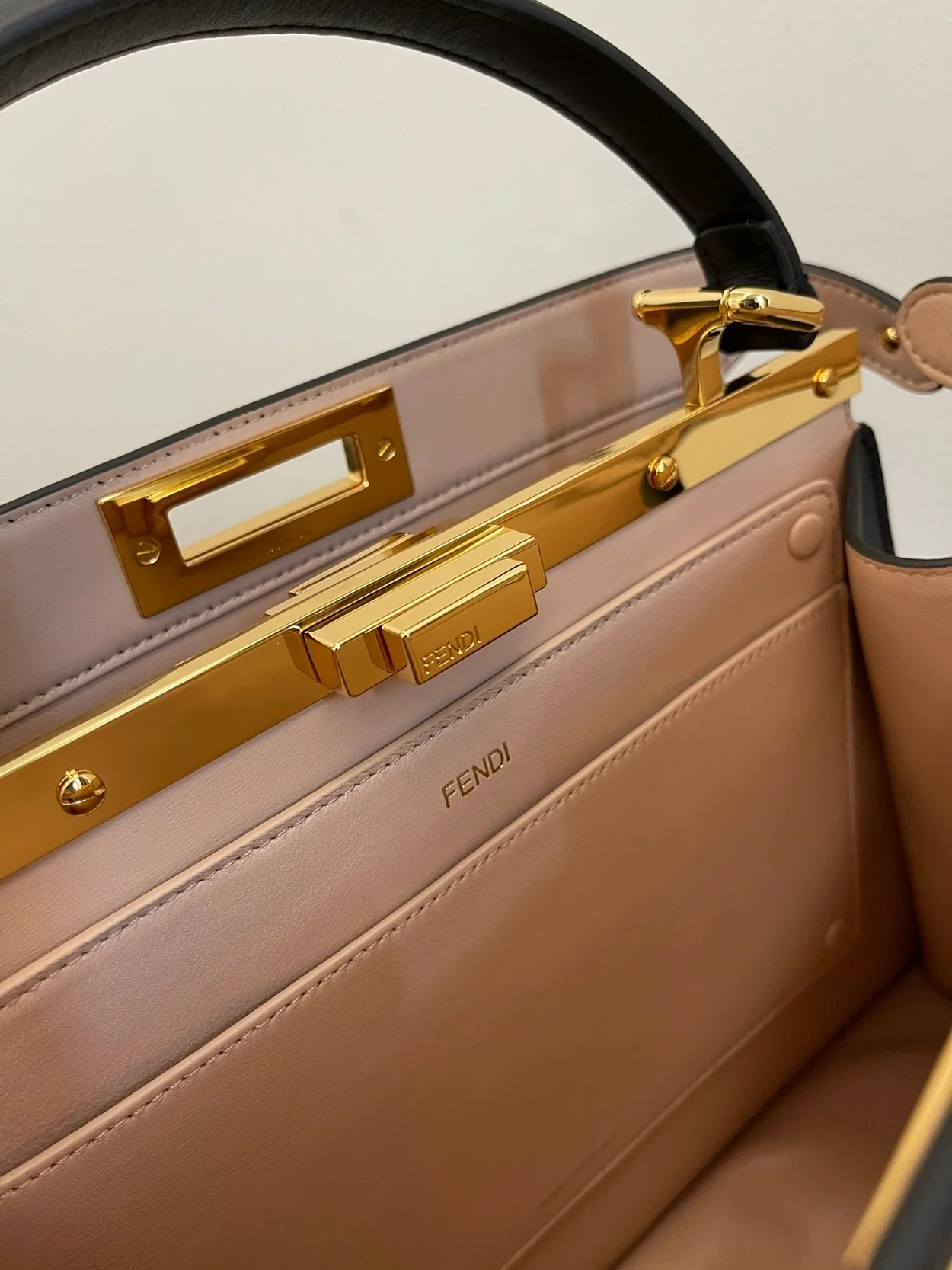 피카부 로즈 I SEE U 미디엄 백 블랙 (33cm X 25cm X 12cm) 상세