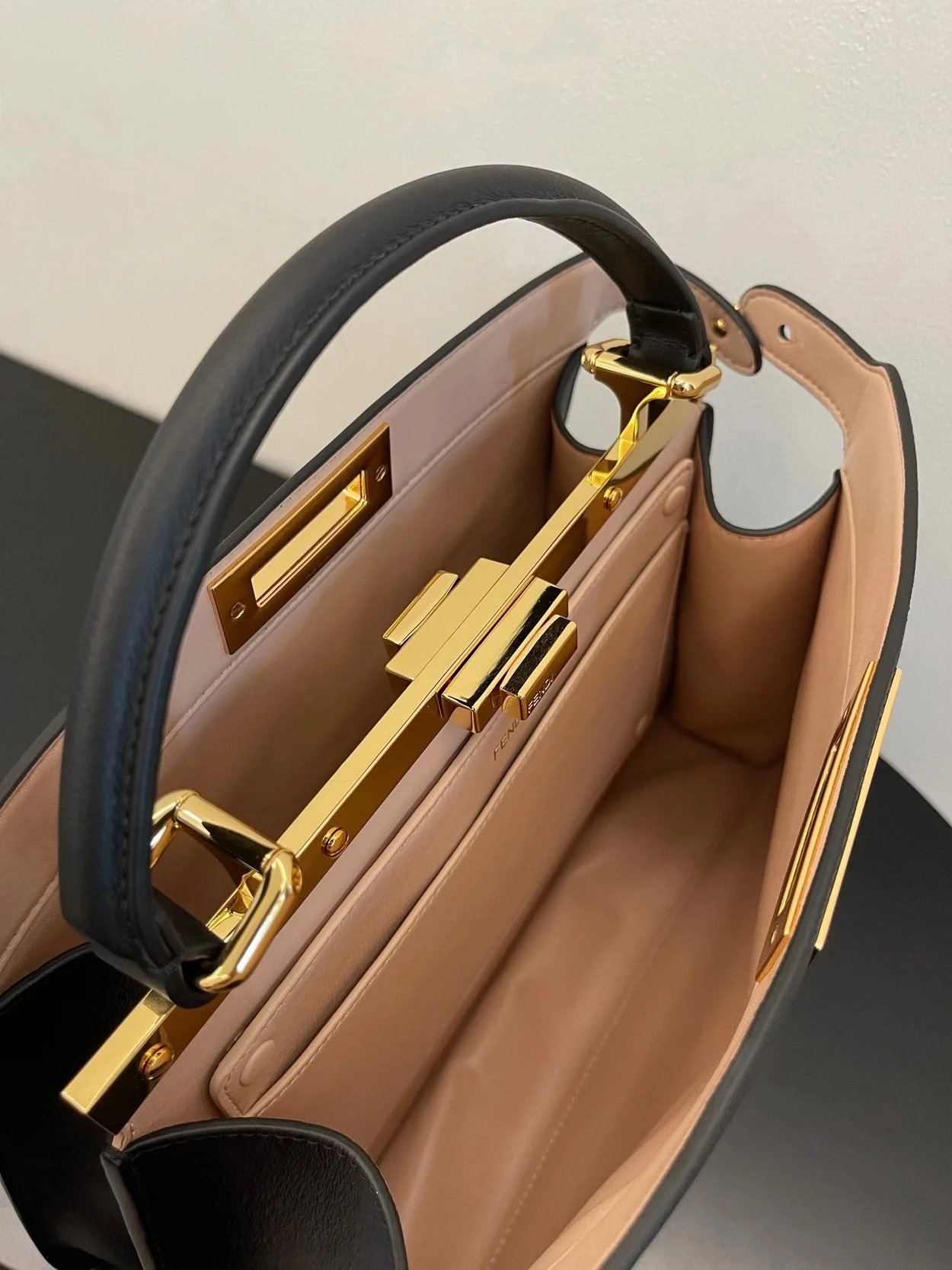 피카부 로즈 I SEE U 미디엄 백 블랙 (33cm X 25cm X 12cm) 상세