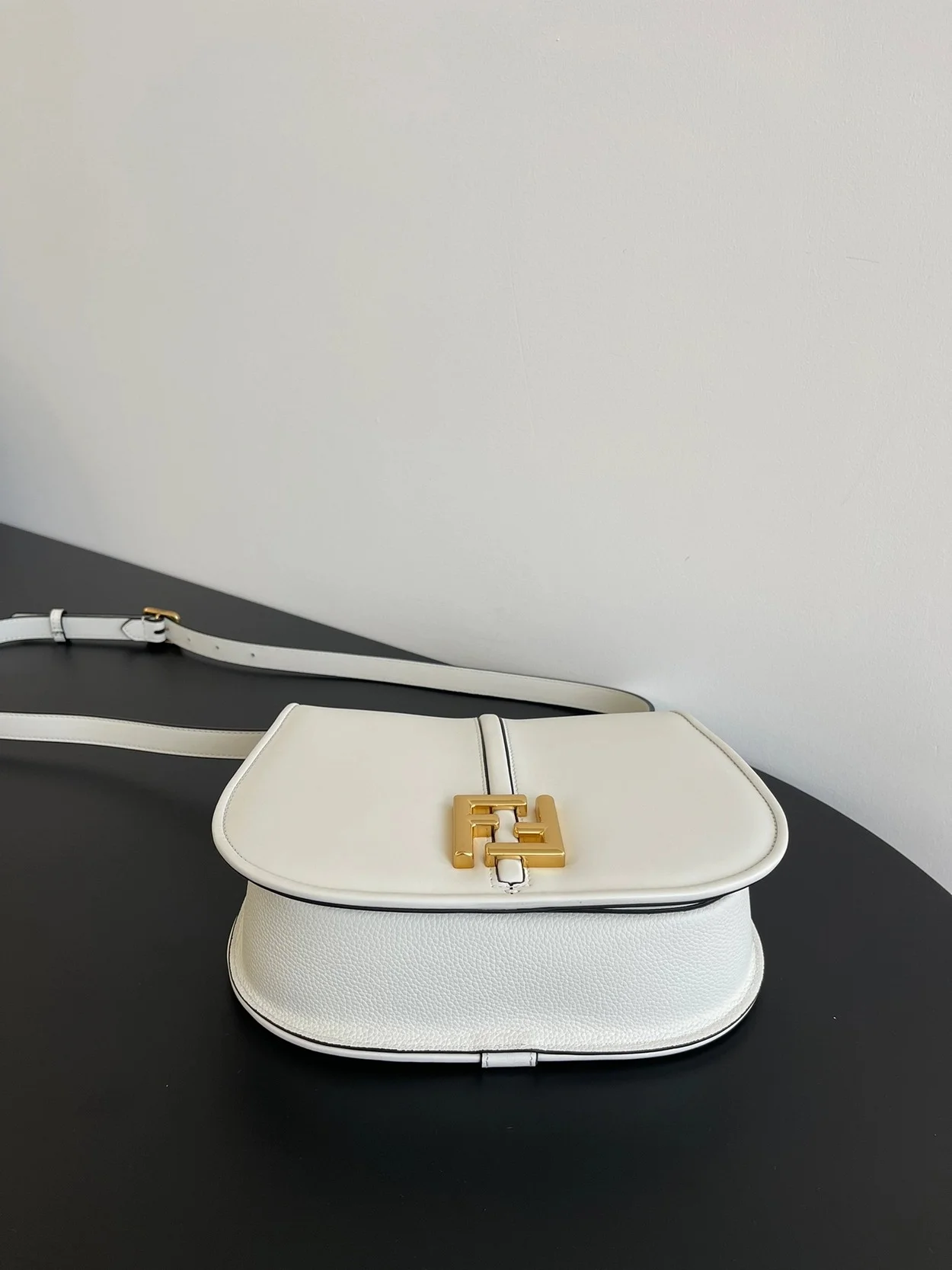 C'MON 미디엄 FF 레더백 화이트 상세