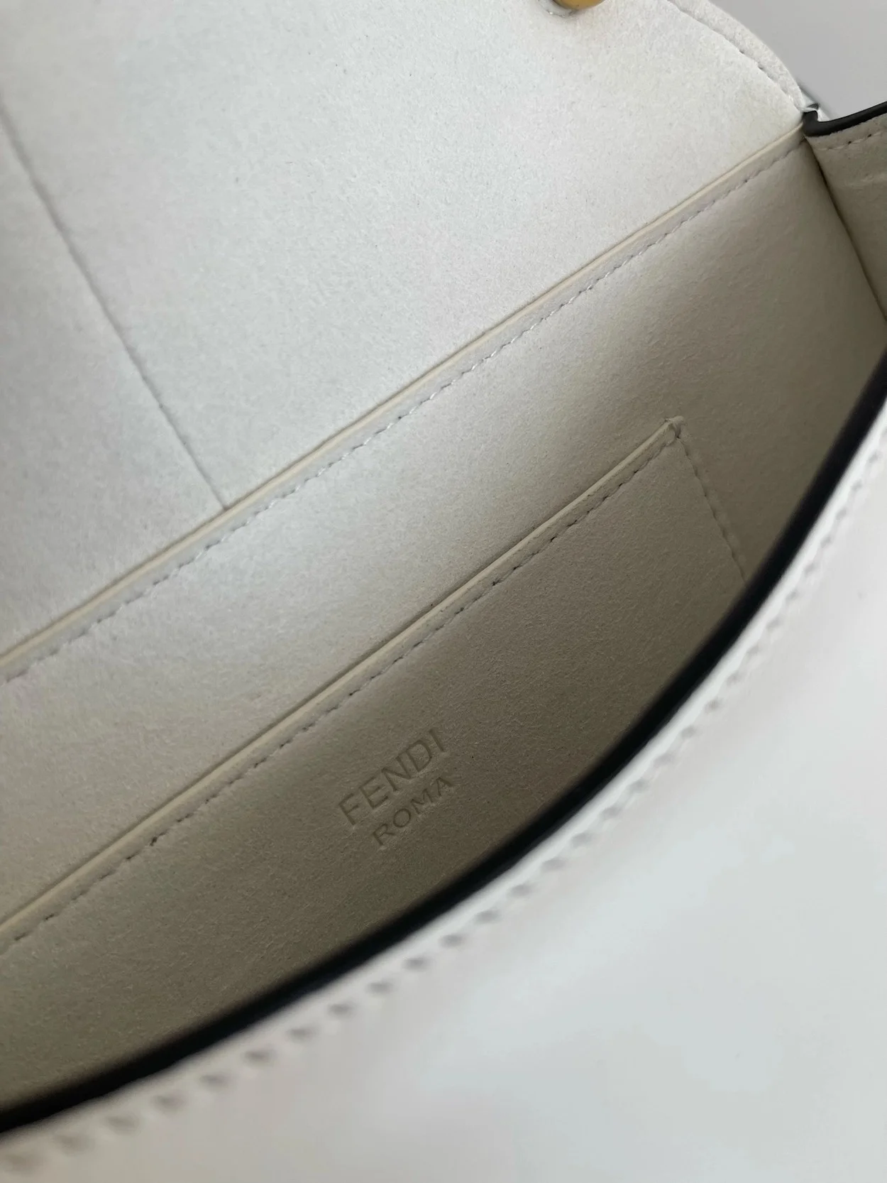 C'MON 미디엄 FF 레더백 화이트 상세