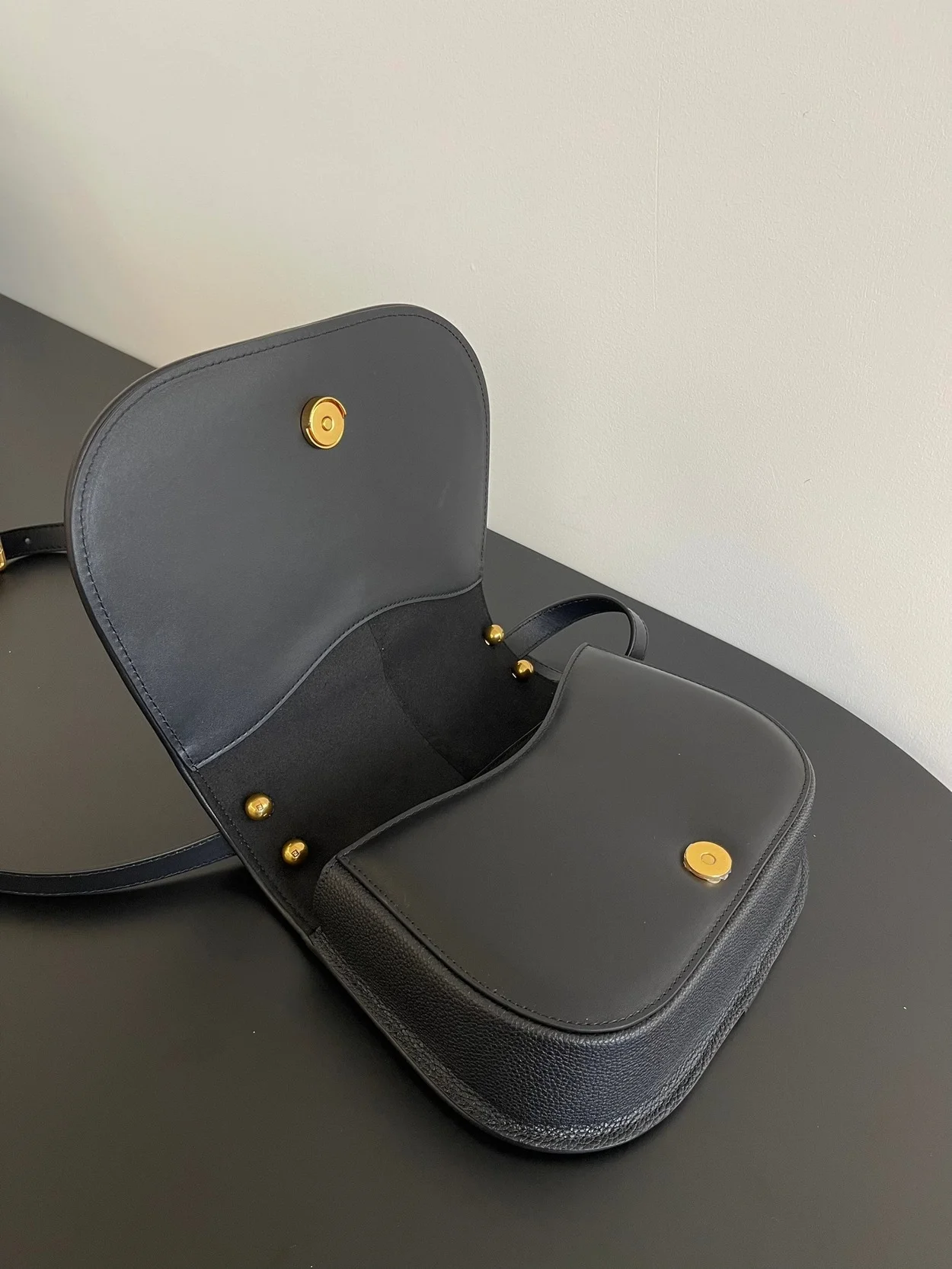 C'MON 미디엄 FF 레더백 블랙 상세