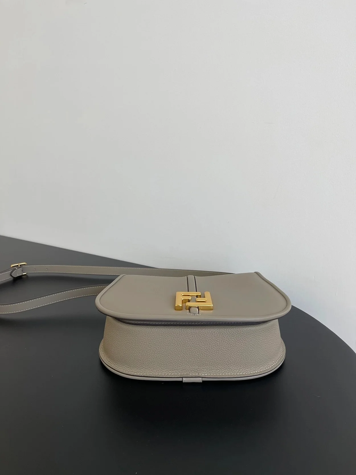 C'MON 미디엄 FF 레더백 그레이 상세