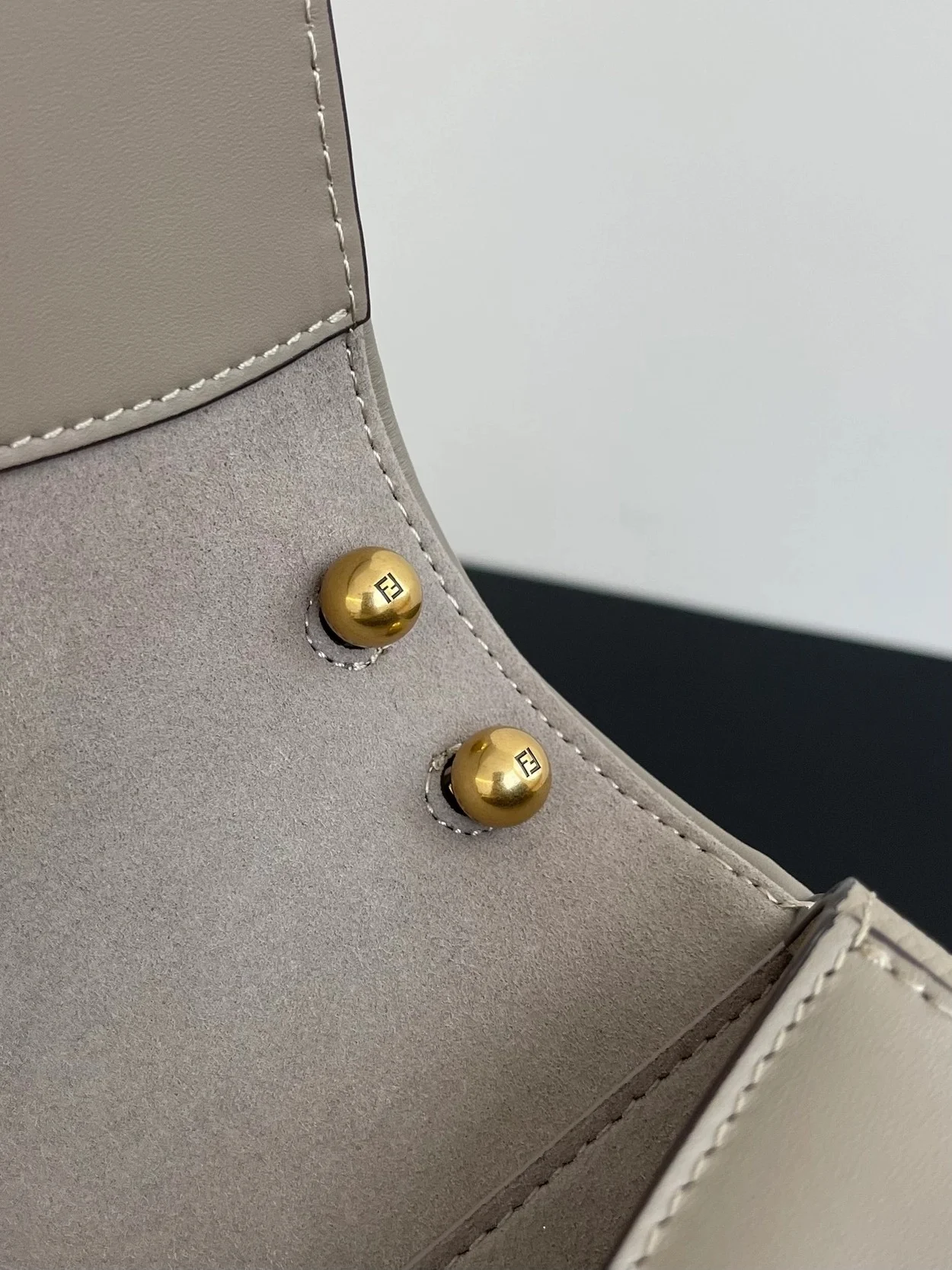 C'MON 미디엄 FF 레더백 그레이 상세