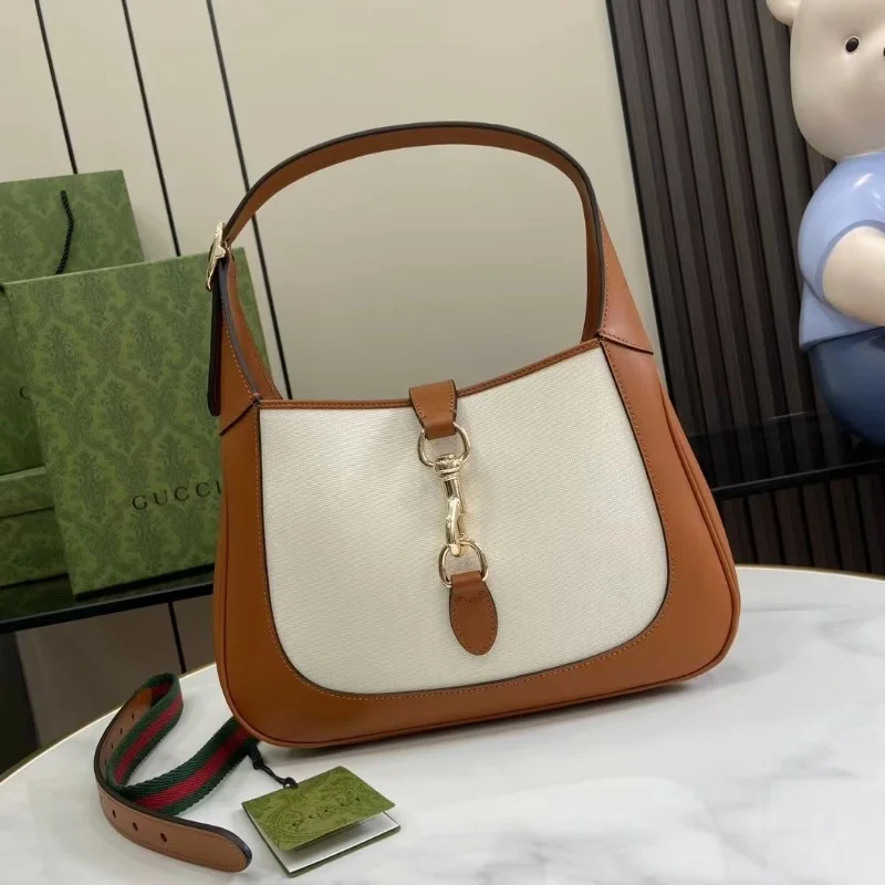 스몰 레더 트리밍 숄더 백 (19 * 28 * 4cm)