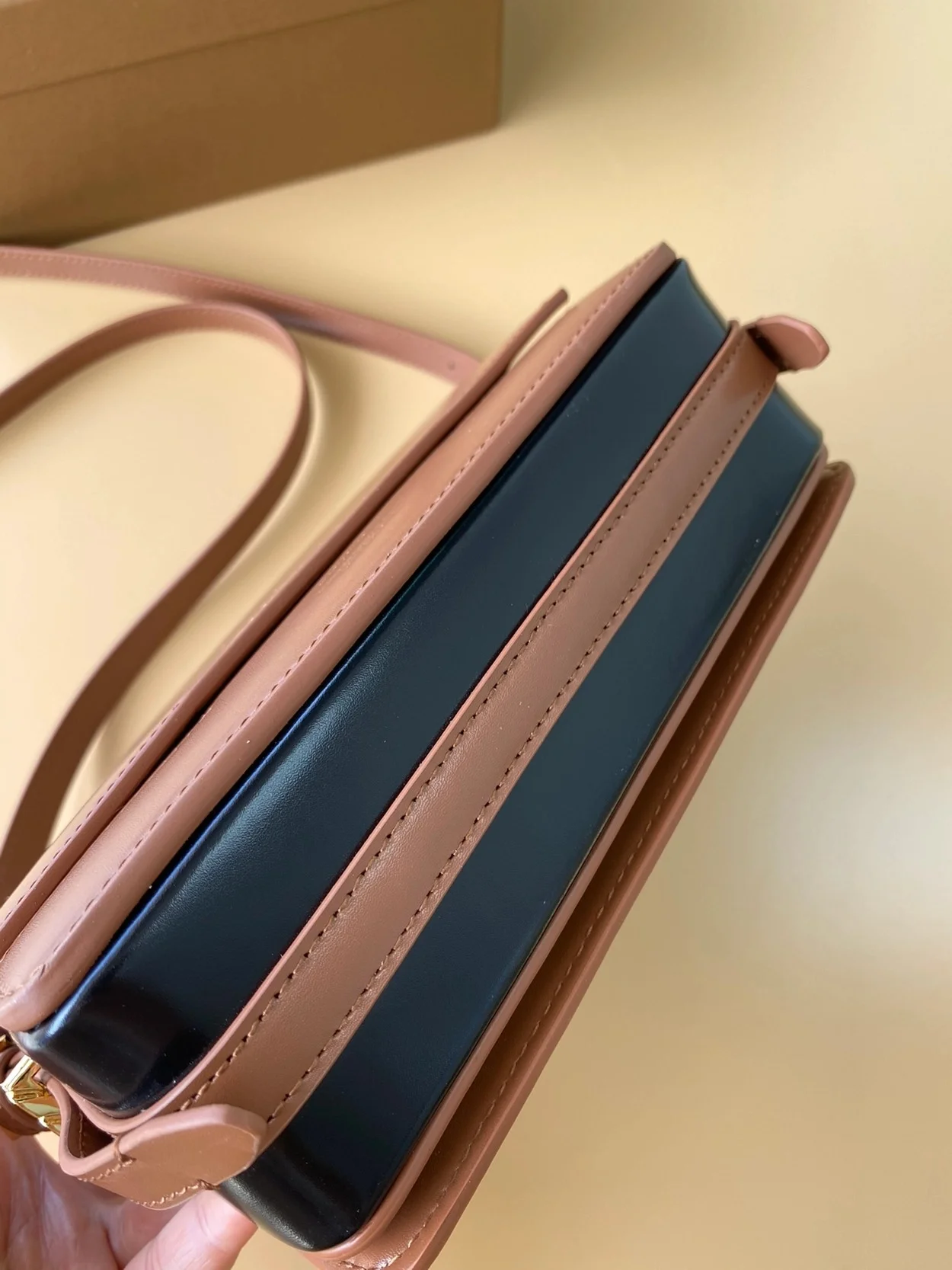 카멜 그레이스 스몰 크로스백 상세