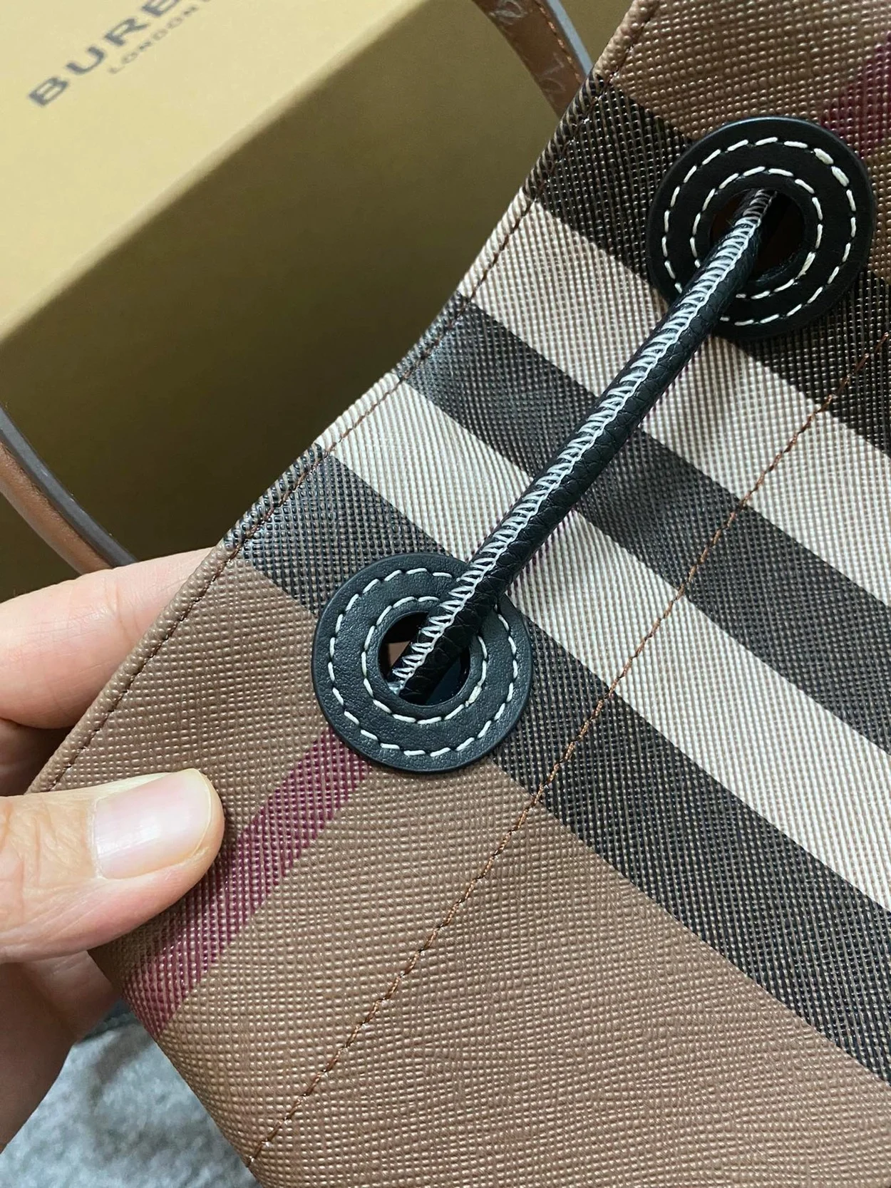 스몰 TB 버킷백 다크 브라운 상세