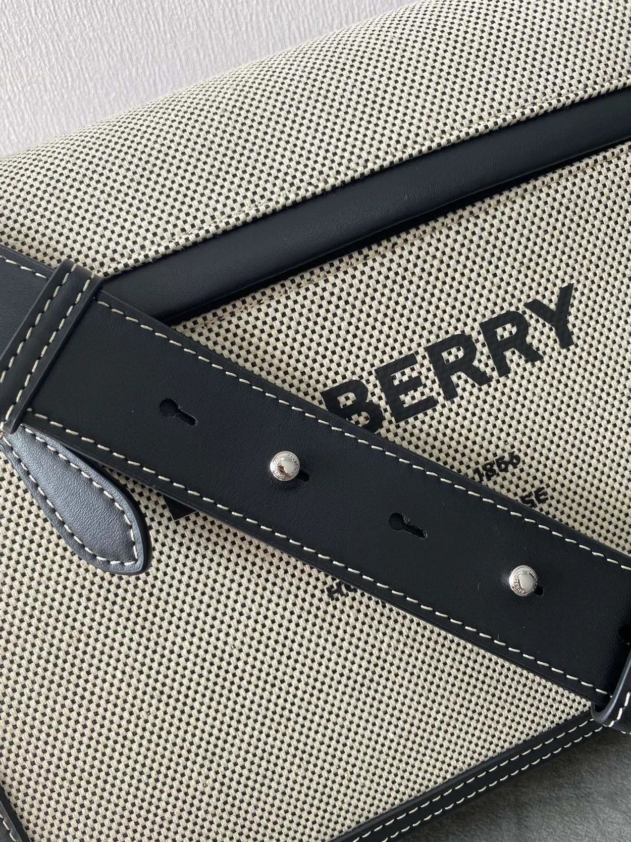 올림피아 메신저백 상세