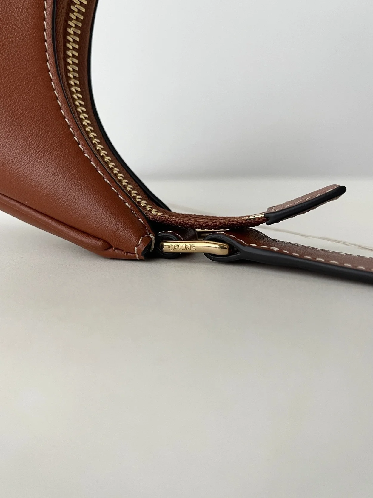 미디엄 트리옹프 아바 백 브라운 상세