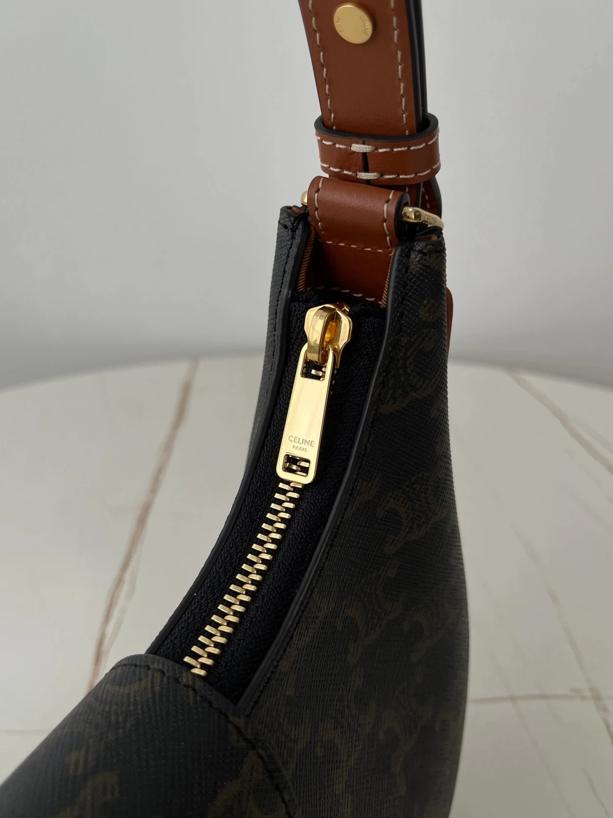 미디엄 트리옹프 아바 백 탠 상세