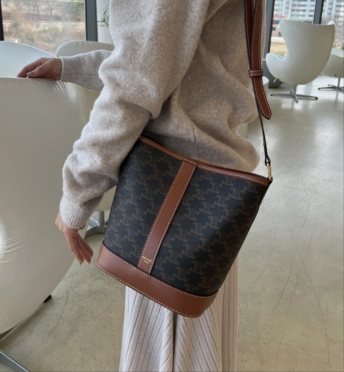 트리옹프 캔버스 스몰 버킷백 탠   18 X 22 X 13 CM 상세