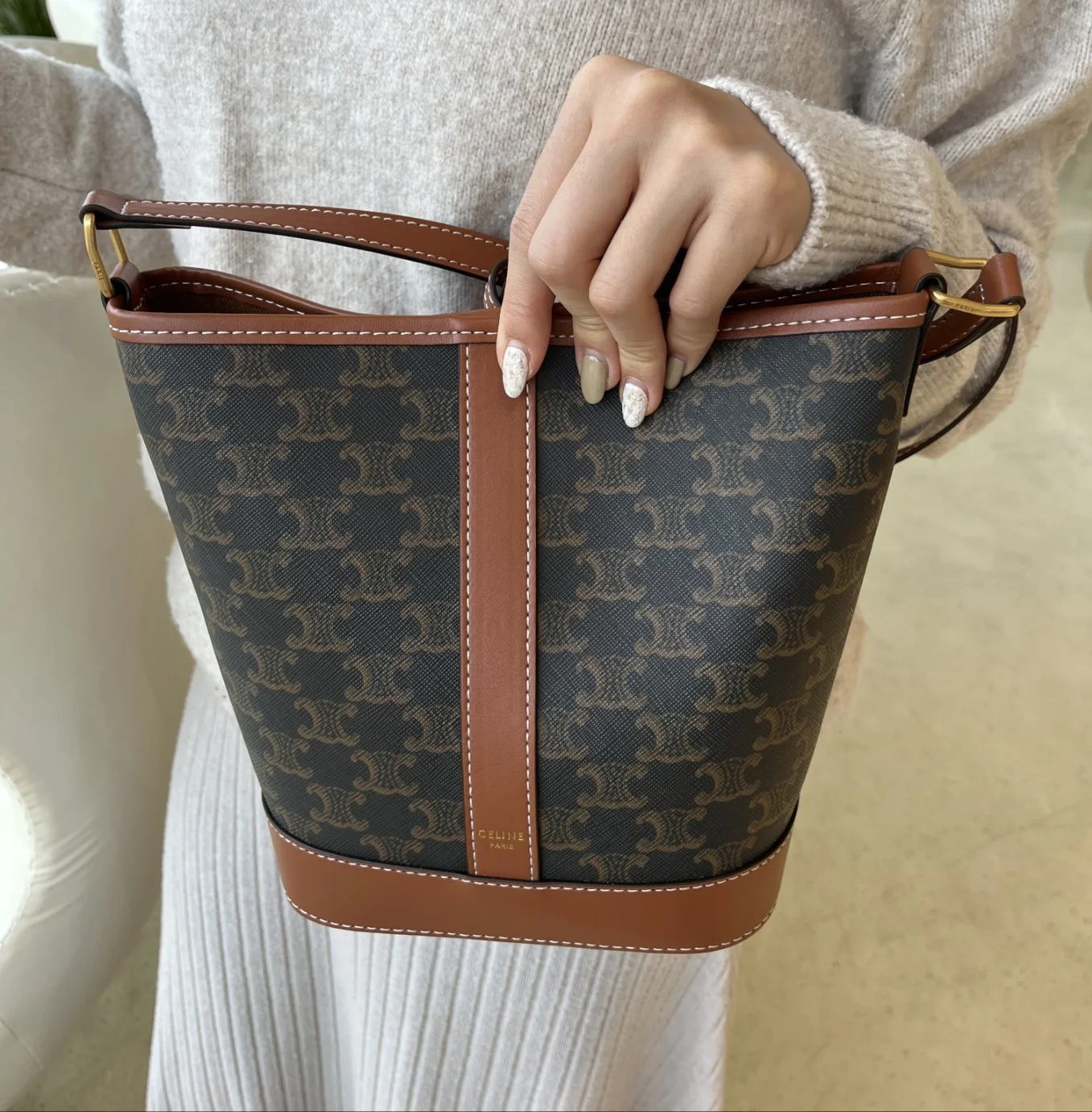 트리옹프 캔버스 스몰 버킷백 탠   18 X 22 X 13 CM 상세