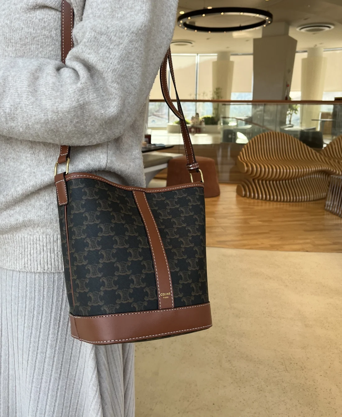 트리옹프 캔버스 스몰 버킷백 탠   18 X 22 X 13 CM 상세