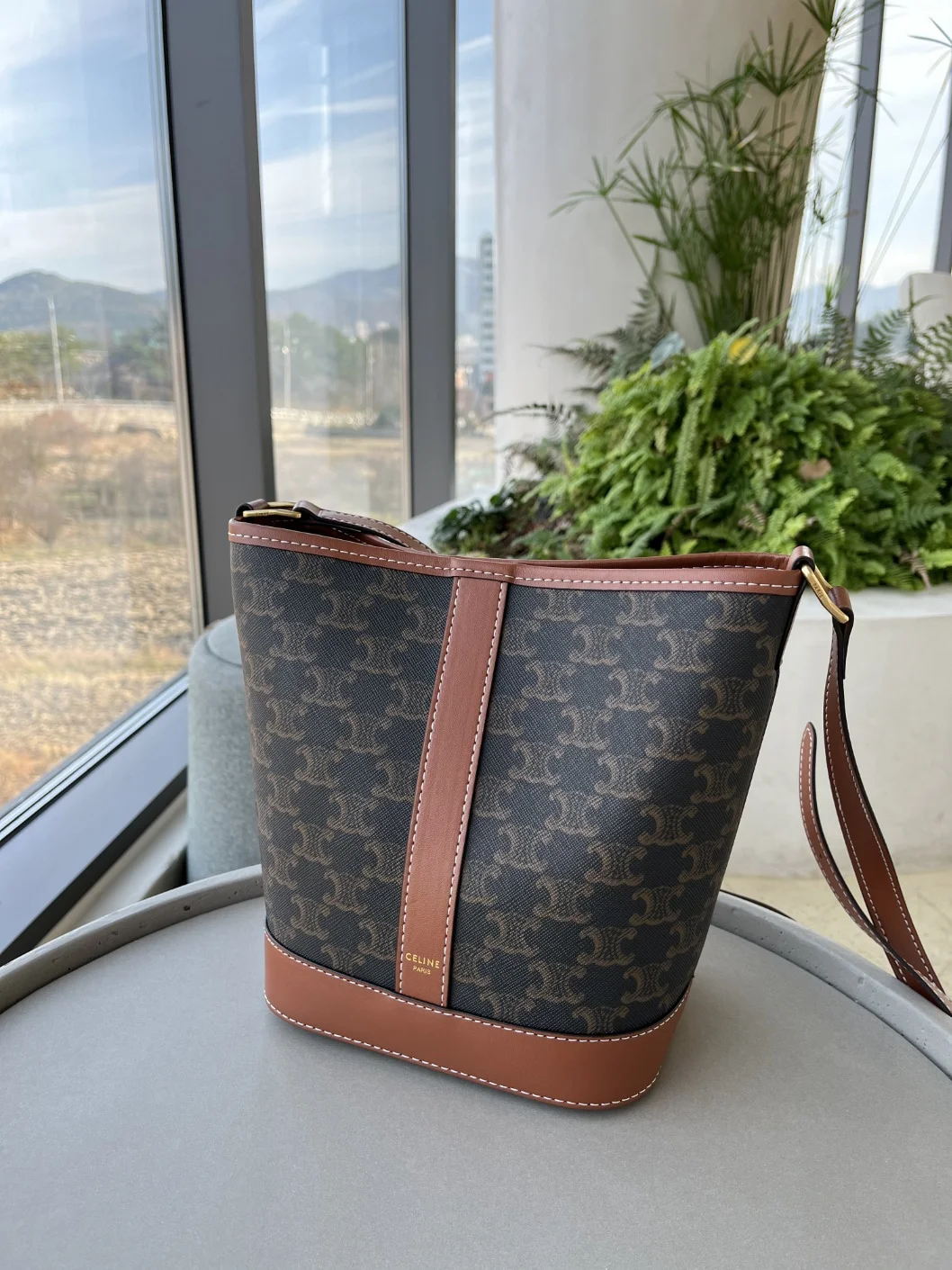 트리옹프 캔버스 스몰 버킷백 탠   18 X 22 X 13 CM 상세