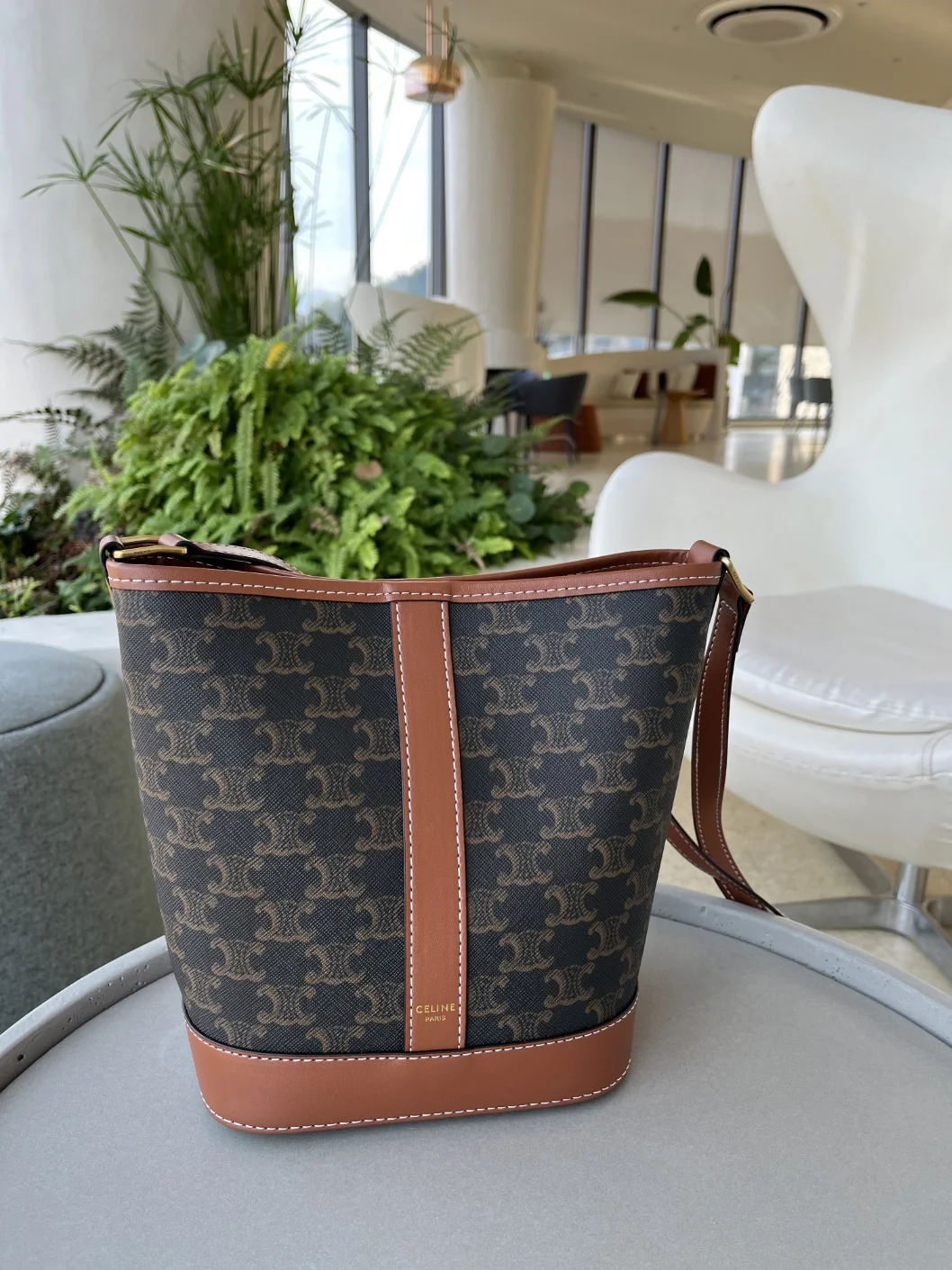 트리옹프 캔버스 스몰 버킷백 탠   18 X 22 X 13 CM 상세