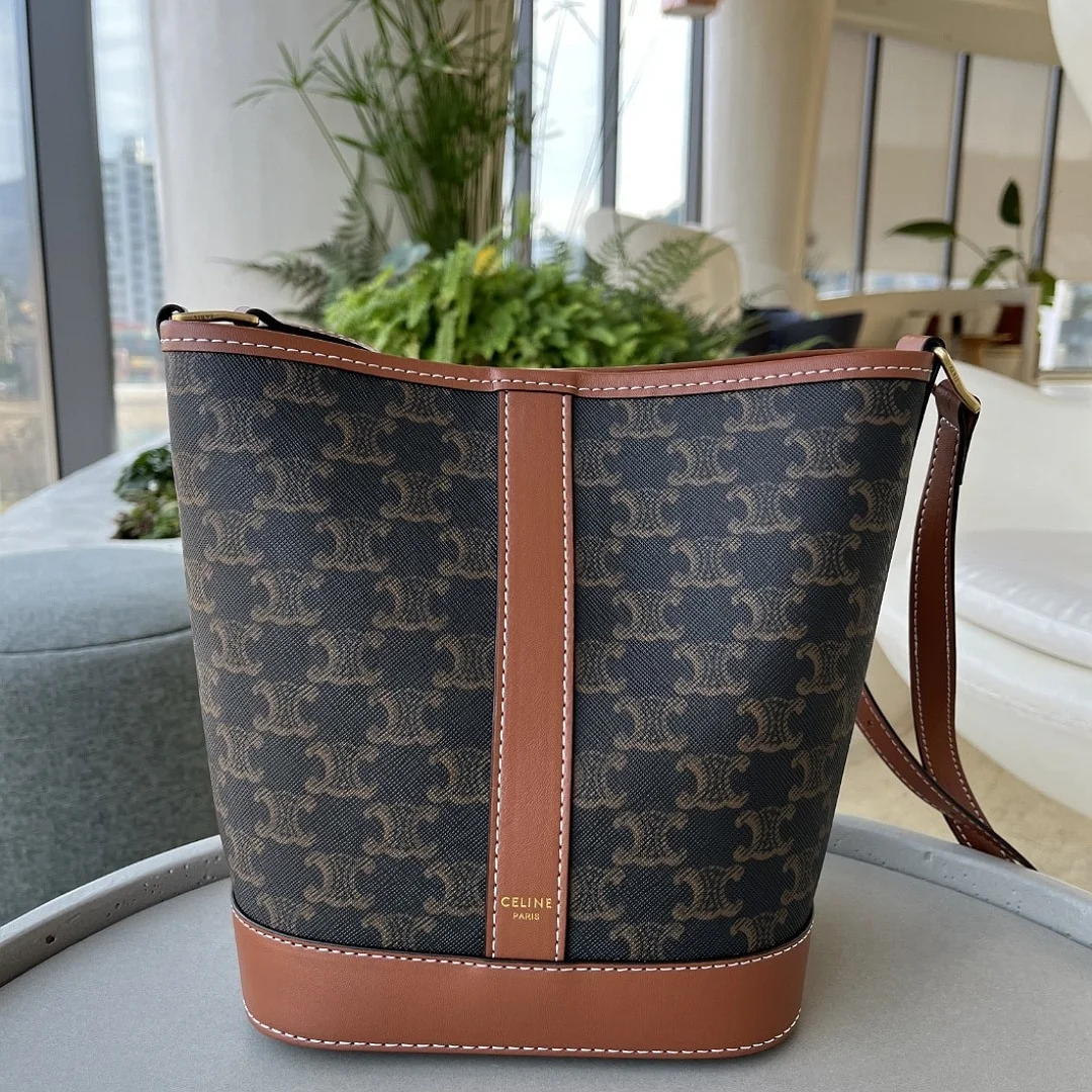 트리옹프 캔버스 스몰 버킷백 탠   18 X 22 X 13 CM