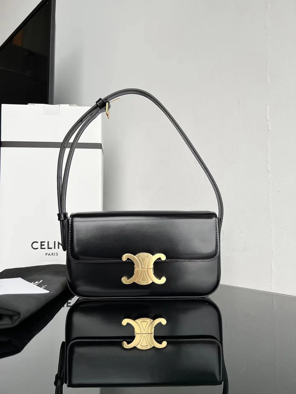 클로드 숄더백 샤이니 카프스킨 (20 * 10 * 4) 상세