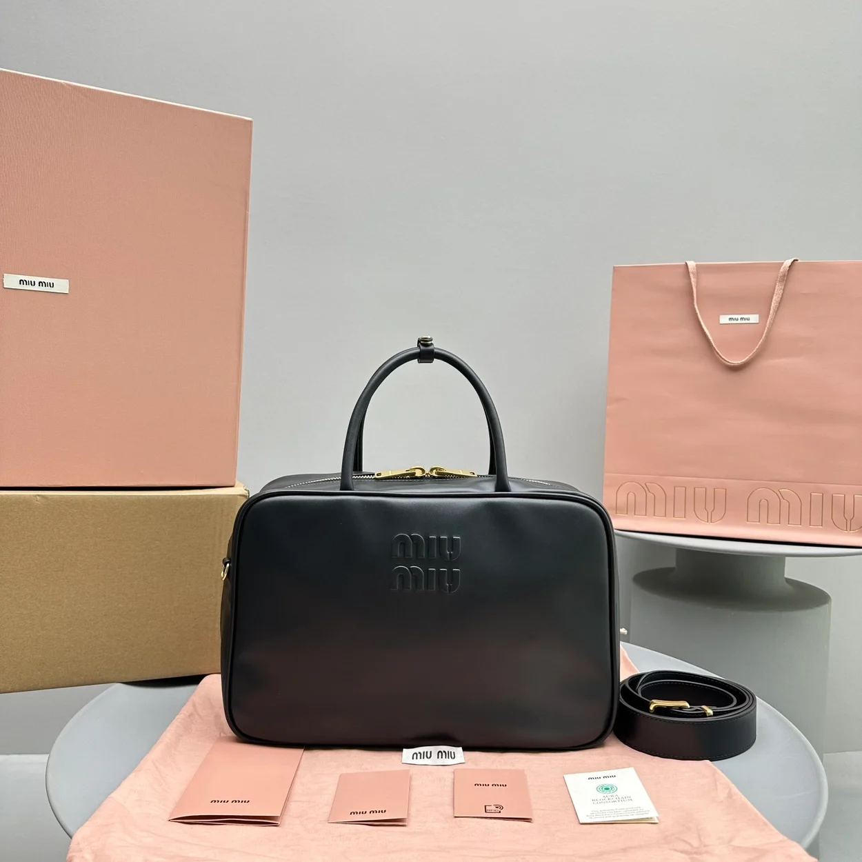 가죽 스트랩 탑 핸들백 블랙 상세