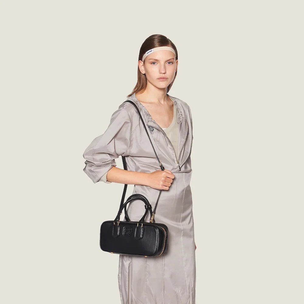 가죽 탑 핸들백 블랙 미디움 (12 * 27 * 9) 상세