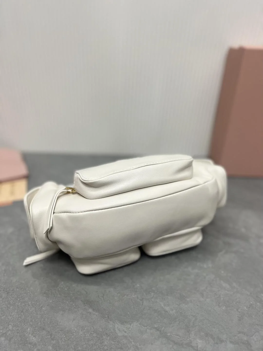 나파 가죽 포켓백 화이트 상세