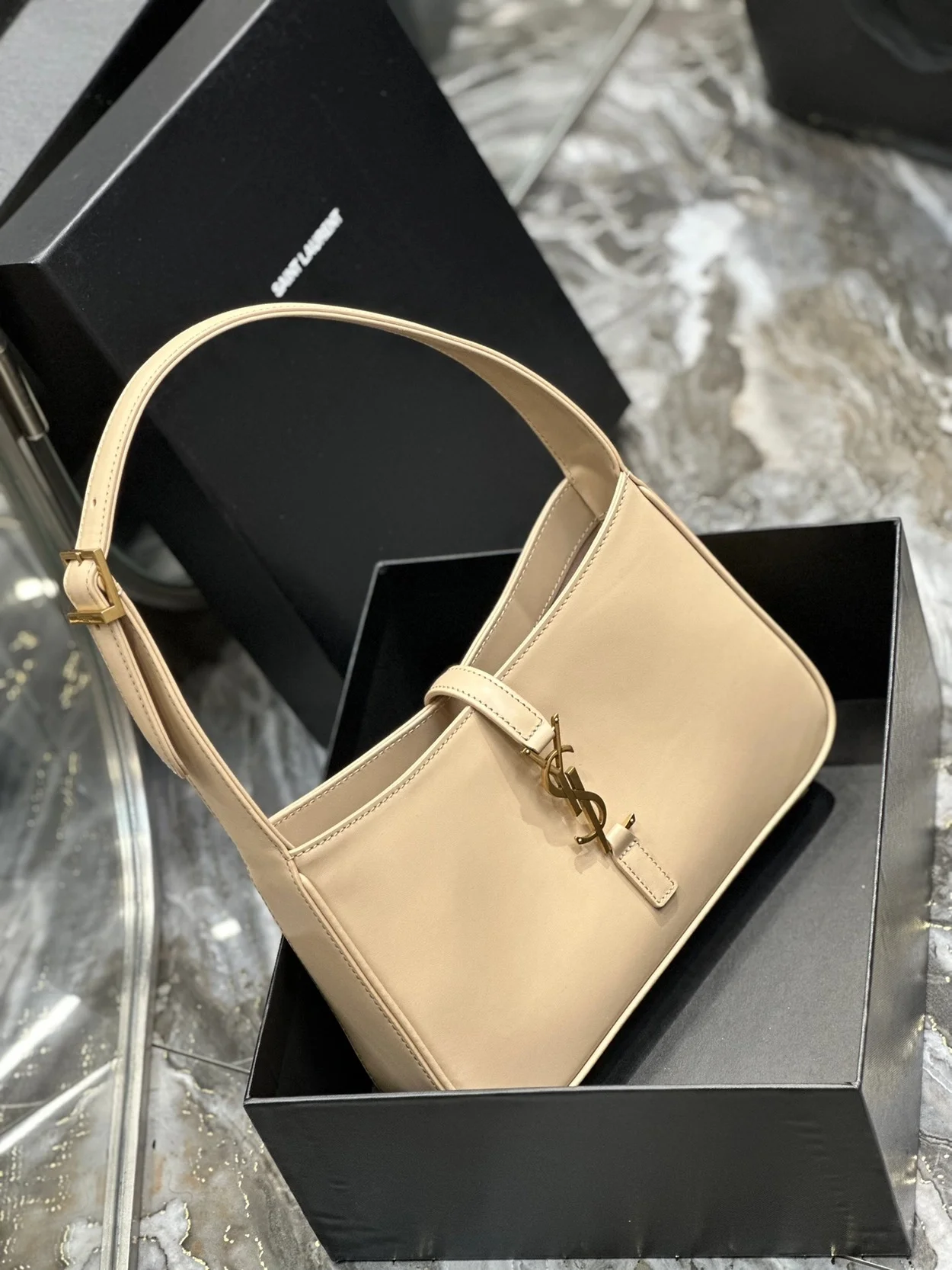 LE 5 A 7 카바스 레더 호보백 베이지 상세